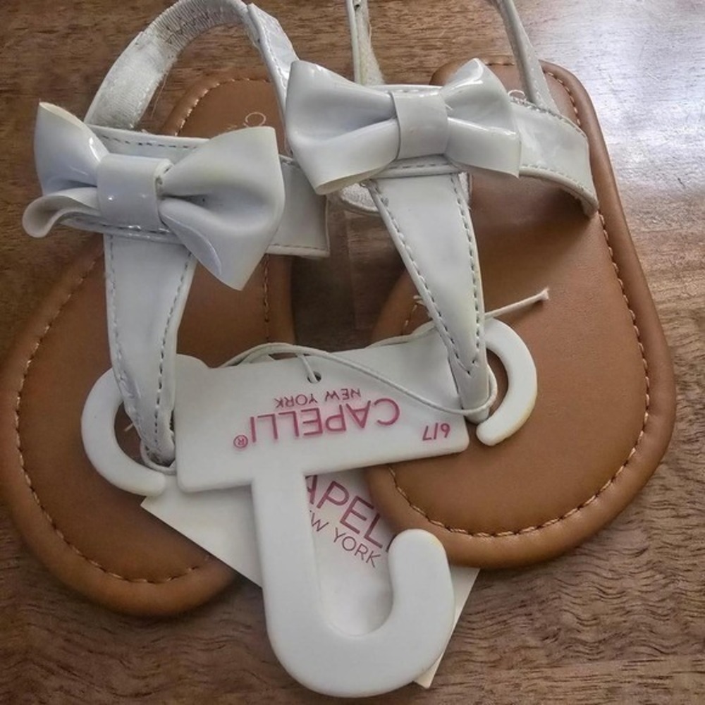 White Capelli New York girl sandals with bow detail size 6/7